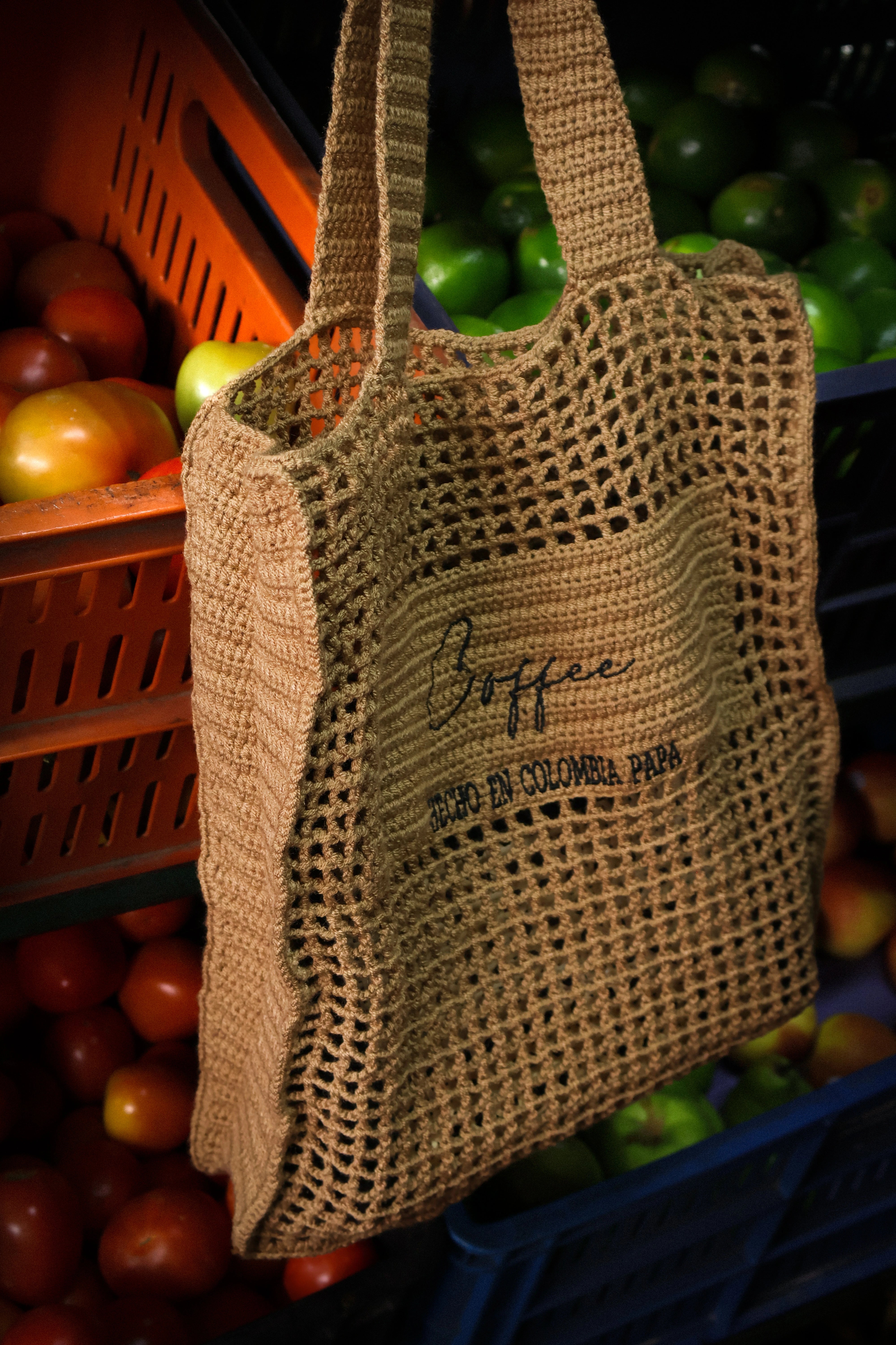 Bolso tipo tote en algodón orgánico tejido a mano, color camel con la etiqueta "Café - Hecho en Colombia PAPA", diseño minimalista y sostenible diseñado por Coffee Clothing.