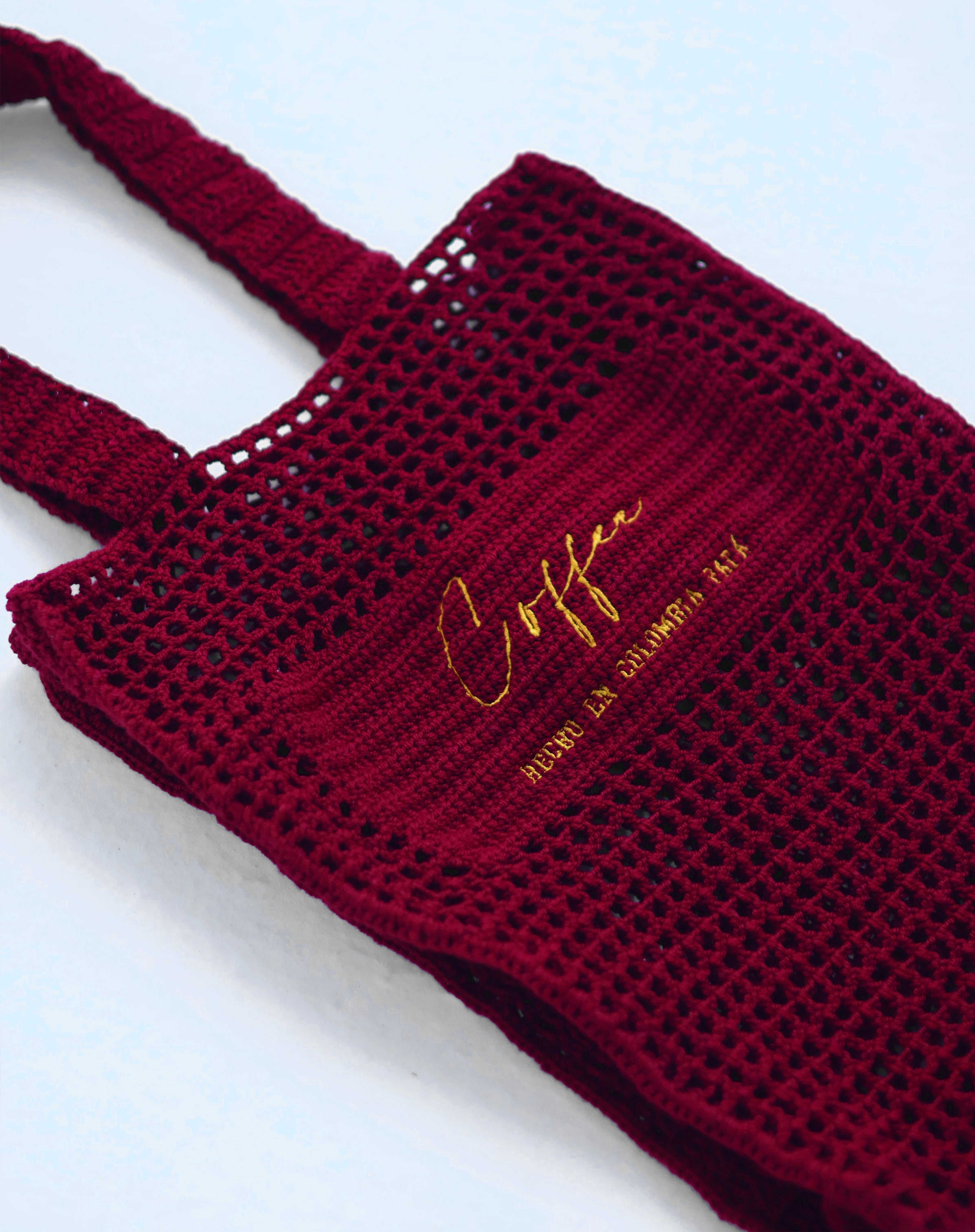 Bolso tipo tote en algodón orgánico tejido a mano, color cherry con la etiqueta "Café - Hecho en Colombia PAPA", diseño minimalista y sostenible diseñado por Coffee Clothing.